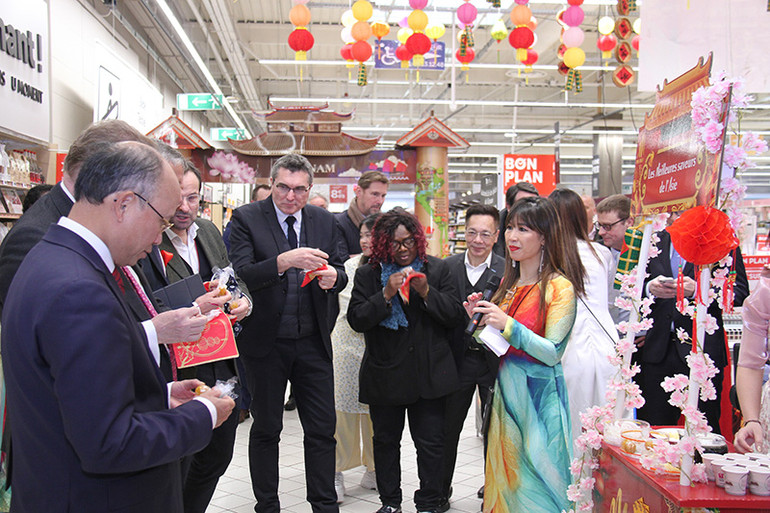 Thưởng thức hương vị Tết Việt tại siêu thị Carrefour.