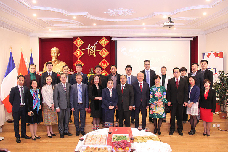 Hai Đại sứ, Phu nhân cùng các cán bộ, nhân viên của hai Đại sứ quán chụp ảnh lưu niệm trong không khí rộn ràng đón Tết Giáp Thìn 2024.