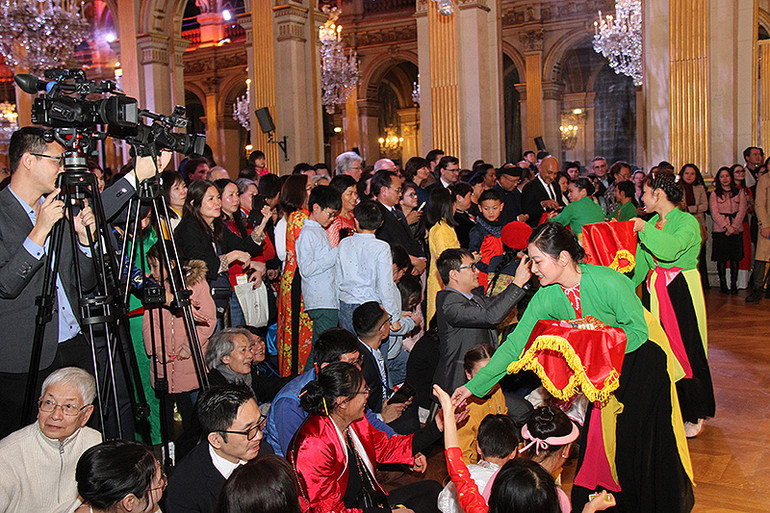 Tham dự các hoạt động mừng Xuân, đón Tết giúp các thế hệ người Việt tại Pháp gìn giữ và phát huy những giá trị, bản sắc Việt Nam. Ảnh: Khải Hoàn.