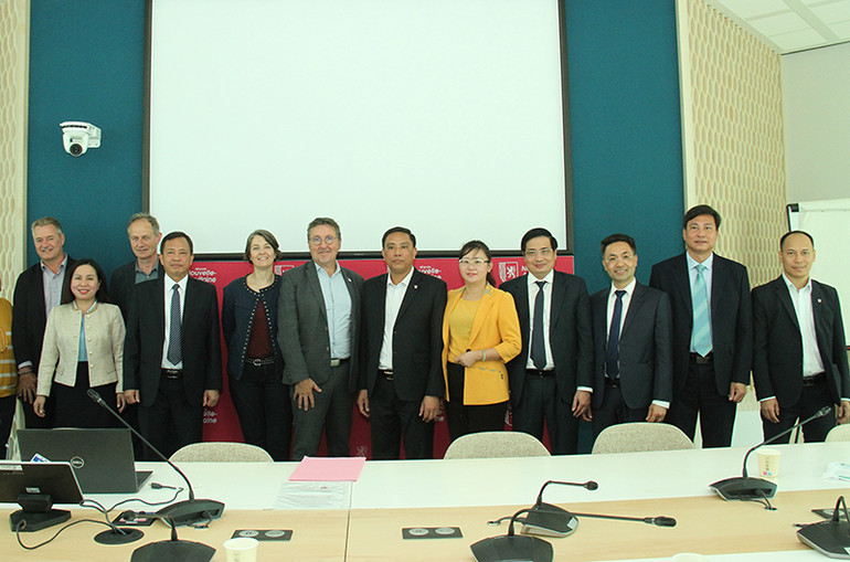 Lãnh đạo tỉnh Lào Cai và vùng Nouvelle Aquitaine có buổi làm việc tại Bordeaux nhằm làm mới các nội dung hợp tác trong thời gian qua trên các lĩnh vực du lịch, nông nghiệp, đào tạo nghề, đồng thời thảo luận các dự án hợp tác trong thời gian tới. Ảnh: Khải Hoàn.