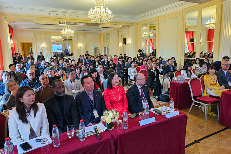 Các đại biểu thảo luận các vấn đề rất thiết thực đối với đất nước, như tăng trưởng và phát triển bền vững, truyền thông số và tiến bộ khoa học công nghệ của quốc gia, phát triển nguồn nhân lực chất lượng cao, văn hóa và quan hệ quốc tế..., đồng thời đưa ra những gợi ý đóng góp cho công cuộc phát triển bền vững của Việt Nam. (Ảnh: KHẢI HOÀN)