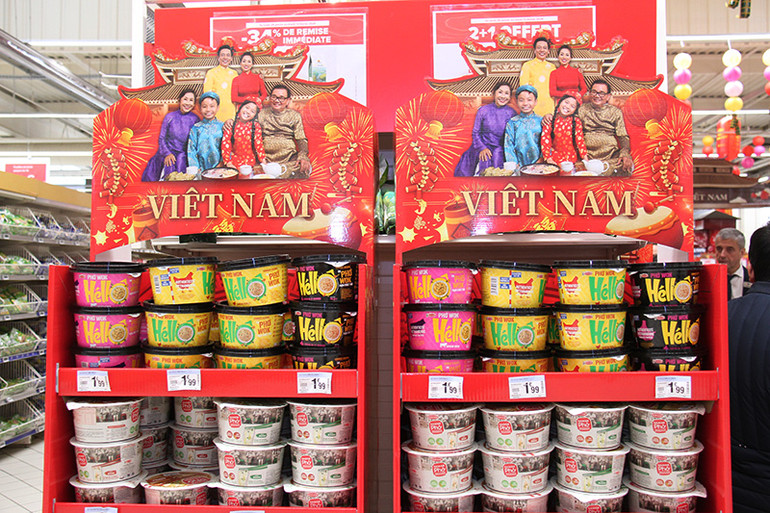 Carrefour là tập đoàn đi đầu cùng cam kết trong nỗ lực lan tỏa nhiều hơn nữa hình ảnh Việt Nam, văn hóa và hàng hóa Việt Nam tới người tiêu dùng phổ thông tại Pháp. Hiện có hơn 800 sản phẩm của Việt Nam được bày bán trong chuỗi siêu thị Carrefour.