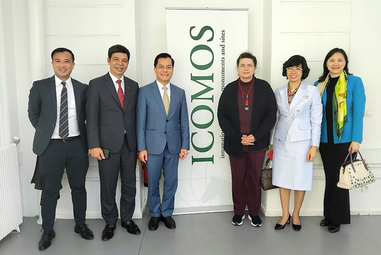 Thứ trưởng Hà Kim Ngọc, Chủ tịch Ủy ban Quốc gia UNESCO Việt Nam làm việc với Giám đốc bộ phận tư vấn và giám sát thực hiện Công ước di sản thế giới của ICOMOS Regina Durighello.