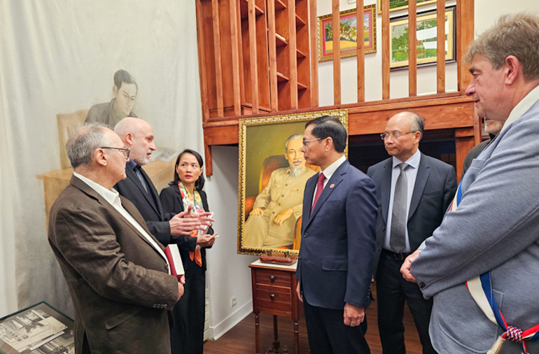 Bộ trưởng Bùi Thanh Sơn thăm Không gian Hồ Chí Minh trong Bảo tàng Lịch sử sống. Ảnh: Minh Duy.