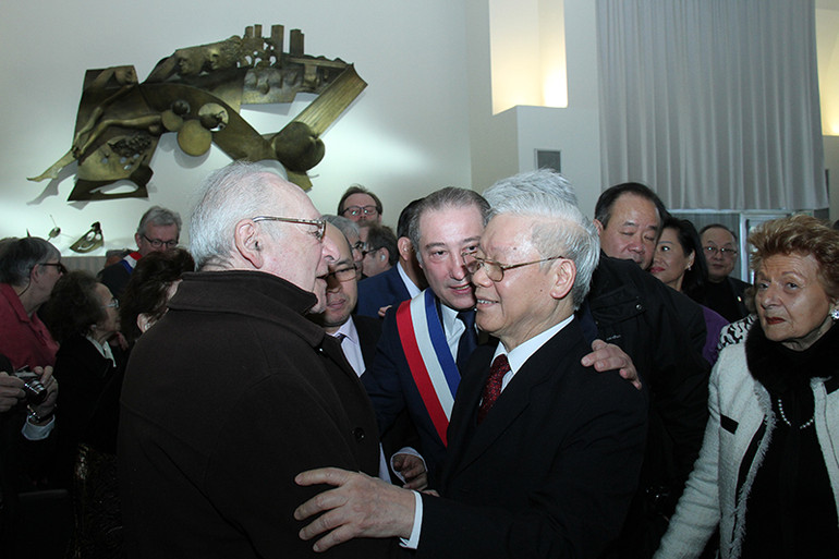 Tổng Bí thư Nguyễn Phú Trọng thăm hỏi những người bạn Pháp hết lòng ủng hộ Việt Nam trong cuộc kháng chiến giành độc lập và thống nhất đất nước tại thành phố Choisy-le-Roi ngày 26/3/2018. (ẢNH: KHẢI HOÀN)