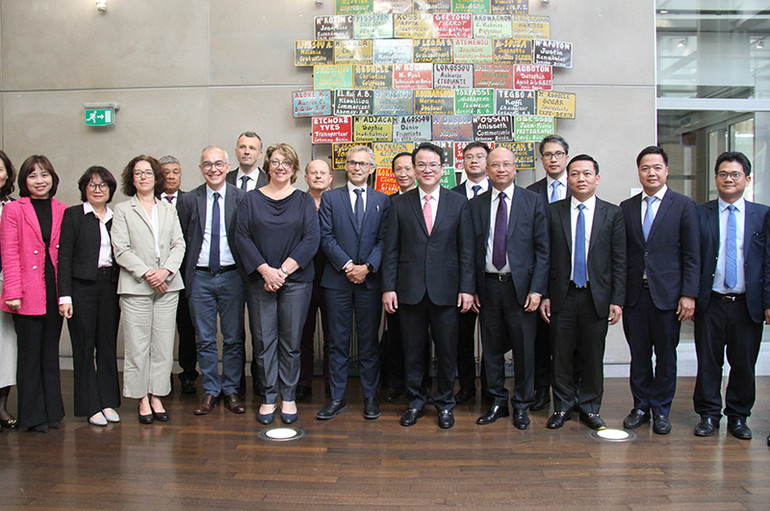 Đoàn Việt Nam làm việc với Cơ quan Phát triển Pháp. (ẢNH: MINH DUY)