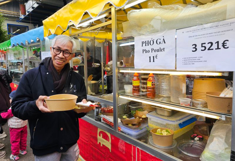 Ngày đầu thu được hơn 3.500 euro, rồi có thêm nhiều kiều bào đến ủng hộ trong ngày tiếp theo. Nhân viên và bạn bè của các nhà hàng đã đóng góp nhiều công sức cho hoạt động rất ý nghĩa này. (Ảnh: MINH DUY)