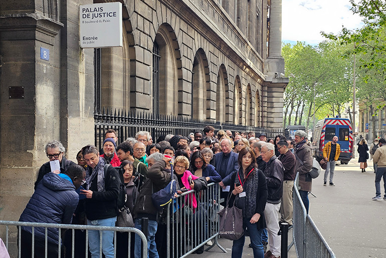 Nhiều Việt kiều và các hội đoàn Pháp đến ủng hộ bà Trần Tố Nga tại phiên điều trần. (Ảnh: MINH DUY) Nhiều Việt kiều và các hội đoàn Pháp đến ủng hộ bà Trần Tố Nga tại phiên điều trần. (Ảnh: MINH DUY)