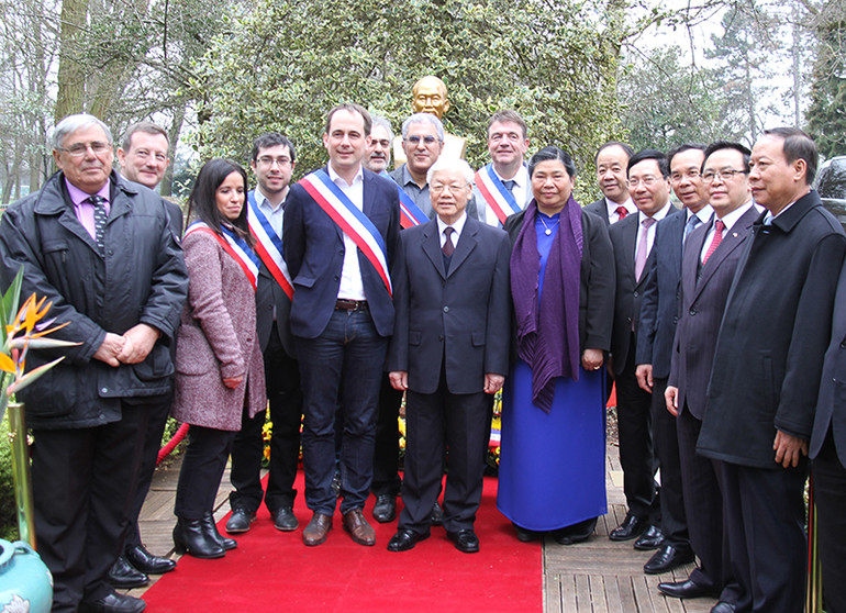 Tổng Bí thư Nguyễn Phú Trọng chụp ảnh lưu niệm cùng đại diện Đảng Cộng sản Pháp và chính quyền thành phố Montreuil tại tượng Chủ tịch Hồ Chí Minh ngày 25/3/2018. (ẢNH: KHẢI HOÀN)