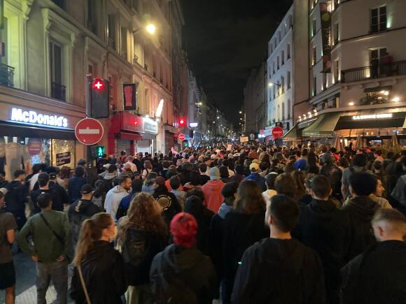 Tuần hành tại Paris tối 30/6 để kêu gọi thành lập "Mặt trận Cộng hòa" nhằm ngăn chặn đảng cực hữu RN. Ảnh: Le Monde. Tuần hành tại Paris tối 30/6 để kêu gọi thành lập "Mặt trận Cộng hòa" nhằm ngăn chặn đảng cực hữu RN. Ảnh: Le Monde.