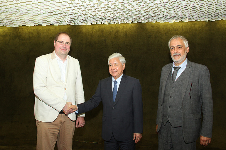 Ủy viên Bộ Chính trị Đảng Cộng sản Pháp Taylan Coskun và Trưởng Ban Đối ngoại Đảng Cộng sản Pháp Vincent Boulet chào đón đồng chí Đỗ Văn Chiến tới thăm và làm việc tại Trụ sở Đảng Cộng sản Pháp. (Ảnh: KHẢI HOÀN)