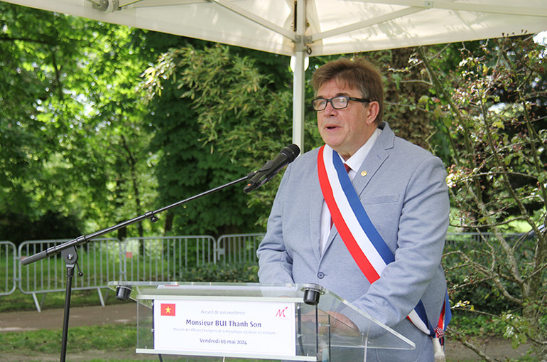 Phó Thị trưởng Philippe Lamarch: Kỷ niệm Ngày sinh Chủ tịch Hồ Chí Minh và Chiến thắng Điện Biên Phủ cũng là dịp để tri ân những chiến sĩ đấu tranh vì hòa bình cho Việt Nam. (Ảnh: Khải Hoàn)