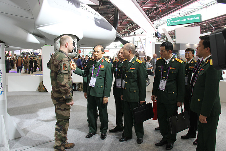 Đoàn Bộ Quốc phòng thăm gian trưng bày của Pháp. (Ảnh: Minh Duy)