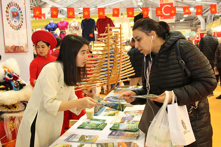 Chị Việt Hà, Trung tâm Văn hóa Việt Nam tại Pháp, giới thiệu những điểm đến hấp dẫn ở Việt Nam. Ảnh: KHẢI HOÀN