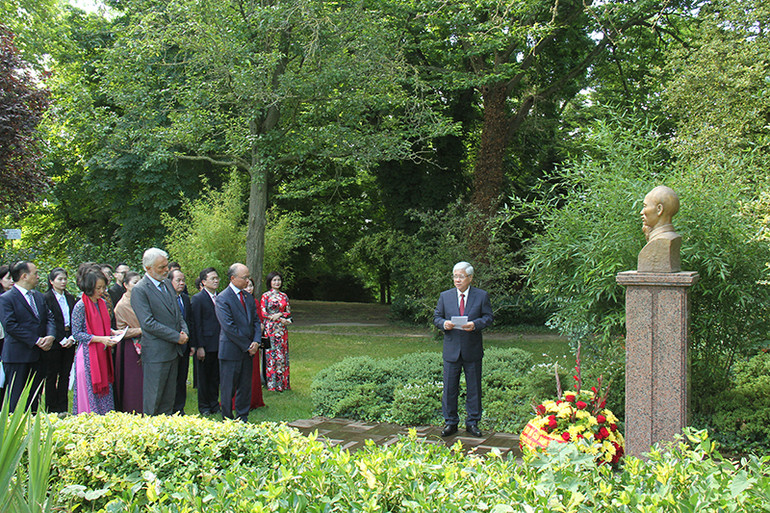 Đồng chí Đỗ Văn Chiến phát biểu tại Lễ dâng hoa. Tham dự có Đại sứ Đinh Toàn Thắng và các cơ quan đại diện Việt Nam tại Pháp. (Ảnh: MINH DUY)