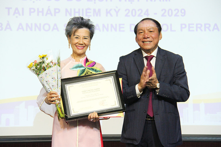 Bộ trưởng Nguyễn Văn Hùng trao Quyết định bổ nhiệm Đại sứ du lịch Việt Nam tại Pháp cho bà Anoa Suzanne Dussol. (Ảnh: MINH DUY)