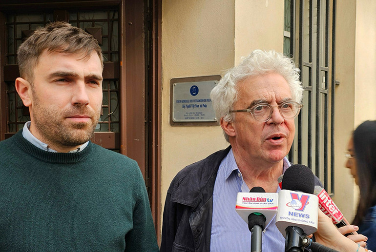 Luật sư William Bourdon (phải) và luật sư Bertrand Repolt bày tỏ quyết tâm đấu tranh vì công lý cho nạn nhân chất độc da cam Việt Nam. (Ảnh: MINH DUY) Luật sư William Bourdon (phải) và luật sư Bertrand Repolt bày tỏ quyết tâm đấu tranh vì công lý cho nạn nhân chất độc da cam Việt Nam. (Ảnh: MINH DUY)