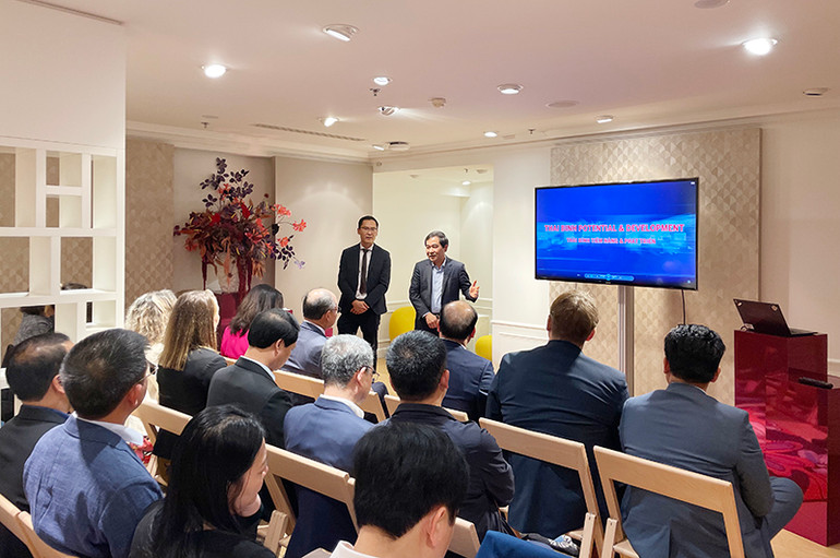 Đoàn công tác tỉnh Thái Bình trao đổi cơ hội đầu tư và kinh doanh với các doanh nghiệp Pháp ở Paris. Ảnh: MINH DUY