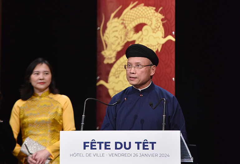 Đại sứ Đinh Toàn Thắng gửi lời chúc mừng năm mới tốt đẹp nhất tới cộng đồng người Việt ở Pháp và mong bà con phát huy tinh thần đoàn kết và có thêm nhiều đóng góp cho quê hương trong năm mới 2024. Ảnh: Khải Hoàn.