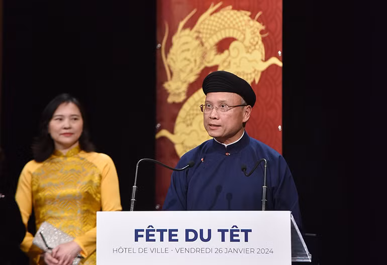 Đại sứ Đinh Toàn Thắng gửi lời chúc mừng năm mới tốt đẹp nhất tới cộng đồng người Việt ở Pháp và mong bà con phát huy tinh thần đoàn kết và có thêm nhiều đóng góp cho quê hương trong năm mới 2024. Ảnh: Khải Hoàn.