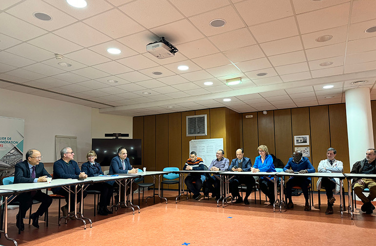 Tại buổi làm việc với lãnh đạo thành phố và bệnh viện, Đại sứ Đinh Toàn Thắng ghi nhận những kết quả tốt đẹp trong tác y tế Việt Nam-Pháp. (Ảnh: Minh Duy)