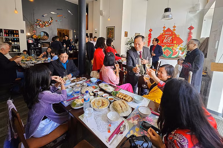 Các gia đình người Việt quây quần trong ngày vui Tết tại nhà hàng Hà Nội Green .