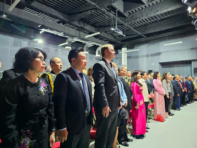 Phó Tổng Biên tập Báo Nhân Dân Phan Văn Hùng và Trưởng ban Nhân Dân hằng tháng Phan Thanh Phong tham dự lễ kỷ niệm. (Ảnh: MINH DUY)