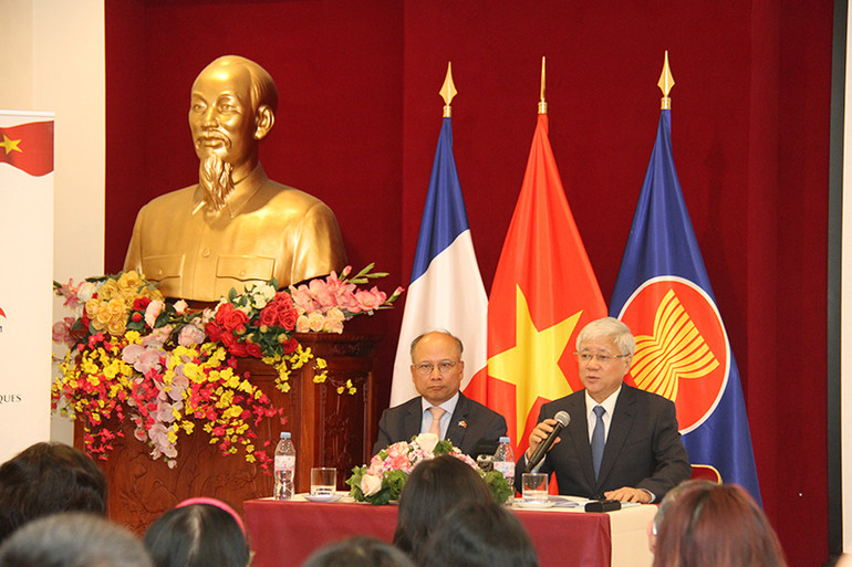 Tại cuộc gặp gỡ Việt kiều, đồng chí Đỗ Văn Chiến mong rằng cộng đồng người Việt sẽ tiếp tục phát huy tinh thần đoàn kết, giữ gìn và phát huy những giá trị văn hóa Việt trên đất Pháp, trong đó có những di tích lịch sử mang dấu ấn của Chủ tịch Hồ Chí Minh. (Ảnh: MINH DUY)