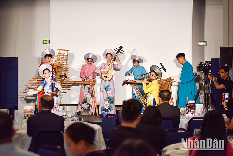 Các tiết mục văn hóa nghệ thuật đặc sắc của Việt Nam do các nghệ sĩ Đoàn Nhà hát Ca, Múa, Nhạc Việt Nam trình diễn. (Ảnh: KHẢI HOÀN)