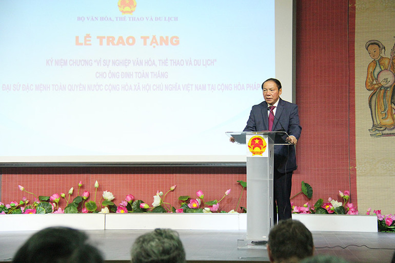 Bộ trưởng Nguyễn Văn Hùng phát biểu tại Lễ trao tặng Kỷ niệm chương và quyết định bổ nhiệm Đại sứ Du lịch Việt Nam tại Pháp. (Ảnh: MINH DUY)