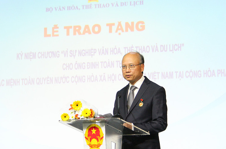 Đại sứ Đinh Toàn Thắng nhấn mạnh: Tưởng nhớ đến Tổng Bí thư Nguyễn Phú Trọng, các cơ quan đại diện Việt Nam tại Pháp tiếp tục cố gắng, đóng góp nhiều hơn nữa cho sự hùng cường của đất nước và dân tộc Việt Nam trên mọi mặt, làm cho Việt Nam ngày càng rạng rỡ với bốn biển năm châu, làm thêm thật nhiều những cầu nối mới, vững chắc giữa hai nhân dân và hai nước Việt Nam và Pháp. (Ảnh: KHẢI HOÀN)