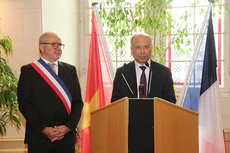 Đại sứ Đinh Toàn Thắng đánh giá cao sự tiếp đón trọng thị của lãnh đạo tỉnh Nièvre và Thành phố Nevers cũng như mong muốn thúc đẩy hợp tác nhiều mặt của hai bên. (Ảnh: Khải Hoàn)