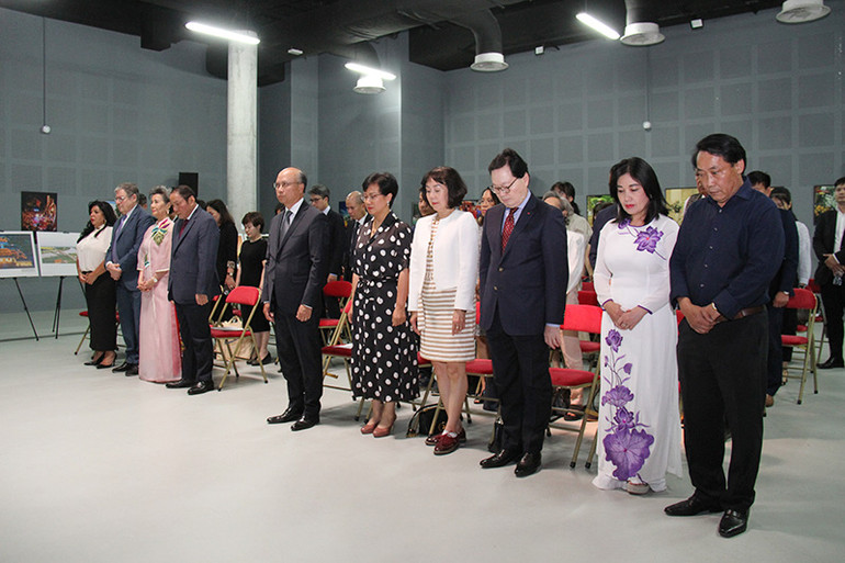 Với lòng thành kính và tiếc thương vô hạn, các đại biểu đã dành phút mặc niệm, tưởng nhớ Tổng Bí thư Nguyễn Phú Trọng. (Ảnh: KHẢI HOÀN)