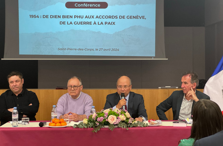 Đại sứ Đinh Toàn Thắng nhấn mạnh: Chiến thắng Điện Biên Phủ là biểu tượng của ý chí quyết thắng của Việt Nam để có được độc lập và hòa bình thực sự. Kỷ niệm sự kiện lịch sử này là dịp để tri ân những người bạn Pháp đã hết lòng ủng hộ Việt Nam. Ảnh: Khải Hoàn.