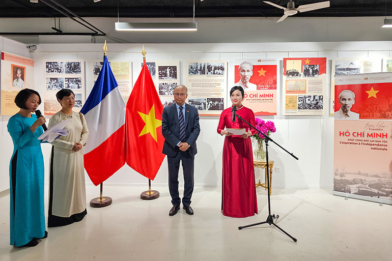 Bà Lê Thị Phượng, Giám đốc Khu di tích Chủ tịch Hồ Chí Minh tại Phủ Chủ tịch nhấn mạnh: Hành trình của Chủ tịch Hồ Chí Minh đã mở ra những mốc son rực rỡ nhất trong lịch sử đấu tranh giải phóng dân tộc Việt Nam. Ảnh: Minh Duy.