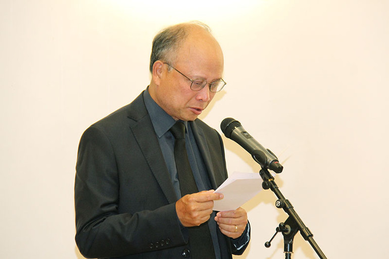 Đại sứ Việt Nam tại Pháp Đinh Toàn Thắng nghẹn ngào đọc điếu văn, nhấn mạnh rằng Tổng Bí thư Nguyễn Phú Trọng ra đi là một tổn thất vô cùng to lớn đối với Đảng, Nhà nước, nhân dân Việt Nam và đối với cộng đồng người Việt Nam ở Pháp và trên toàn thế giới. (Ảnh: KHẢI HOÀN)