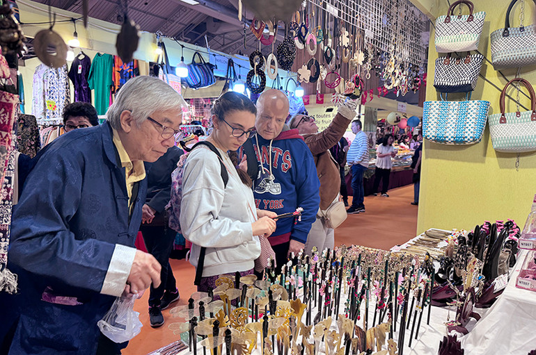 Chị Eva Alessandra mua được một số sản phẩm ưng ý tại các gian hàng Việt Nam. Ảnh: MINH DUY