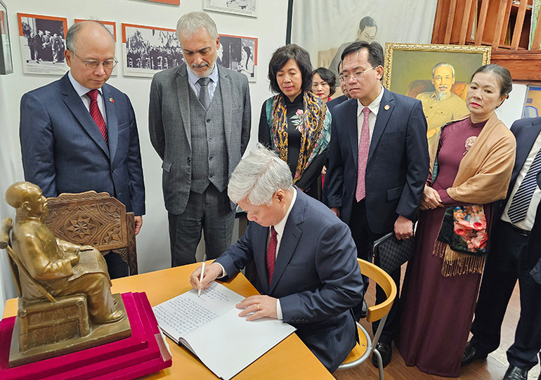 Đồng chí Đỗ Văn Chiến thăm Không gian Hồ Chí Minh. Trong lưu bút tại đây, đồng chí Đỗ Văn Chiến ghi: Những hiện vật về Chủ tịch Hồ Chí Minh được lưu giữ tại Bảo tàng Lịch sử sống là minh chứng cho tình hữu nghị bền chặt giữa hai dân tộc Việt Nam và Pháp. (Ảnh: MINH DUY)