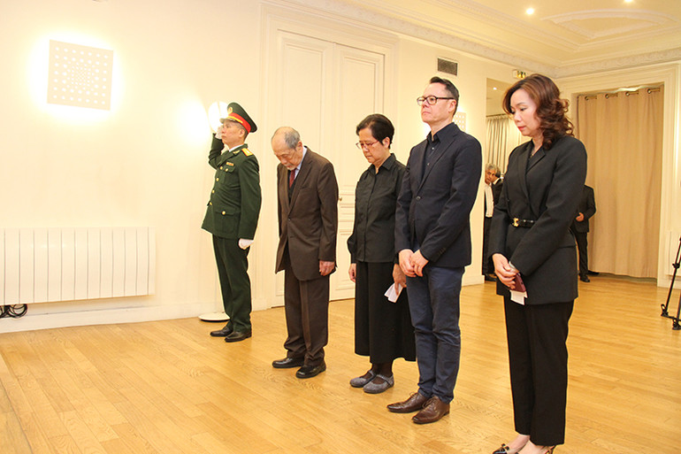 Đại diện Hội người Việt Nam tại Pháp đến viếng Tổng Bí thư Nguyễn Phú Trọng. (ẢNH: MINH DUY) Đại diện Hội người Việt Nam tại Pháp đến viếng Tổng Bí thư Nguyễn Phú Trọng. (ẢNH: MINH DUY)