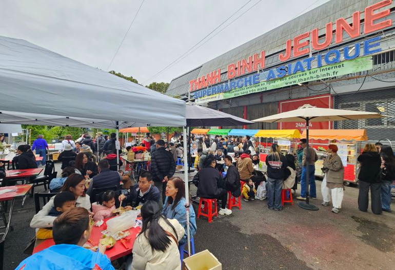 Các gia đình Việt kiều và bạn bè Pháp đến ủng hộ, thể hiện tình đoàn kết với nhân dân ở vùng bị bão lũ. (Ảnh: MINH DUY)