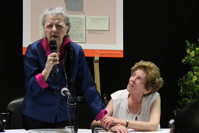 Bà Madeleine Riffaud và bà Raymond Dien (mất ngày 19/8/2022) tham dự cuộc gặp với những người bạn Pháp đã hết lòng vì sự nghiệp đấu tranh giành độc lập của nhân dân Việt Nam, được tổ chức ở Trung tâm Văn hóa Việt Nam ở Paris ngày 7/7/2014 nhân dịp kỷ niệm 103 Ngày Chủ tịch Hồ Chí Minh ra đi tìm đường cứu nước (5/6/1911-5/6/2014). (Ảnh: KHẢI HOÀN)