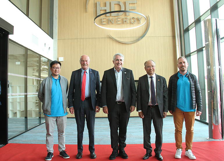 Chào đón Đại sứ Đinh Toàn Thắng tới thăm nhà máy sản xuất pin nhiên liệu công suất lớn, ông Alain Rousset, Chủ tịch Hội đồng vùng Nouvelle Aquitaine và lãnh đạo HDF Energy mong muốn tăng cường hợp tác với Việt Nam trong lĩnh vực năng lượng xanh. (Ảnh: Khải Hoàn) Chào đón Đại sứ Đinh Toàn Thắng tới thăm nhà máy sản xuất pin nhiên liệu công suất lớn, ông Alain Rousset, Chủ tịch Hội đồng vùng Nouvelle Aquitaine và lãnh đạo HDF Energy mong muốn tăng cường hợp tác với Việt Nam trong lĩnh vực năng lượng xanh. (Ảnh: Khải Hoàn)