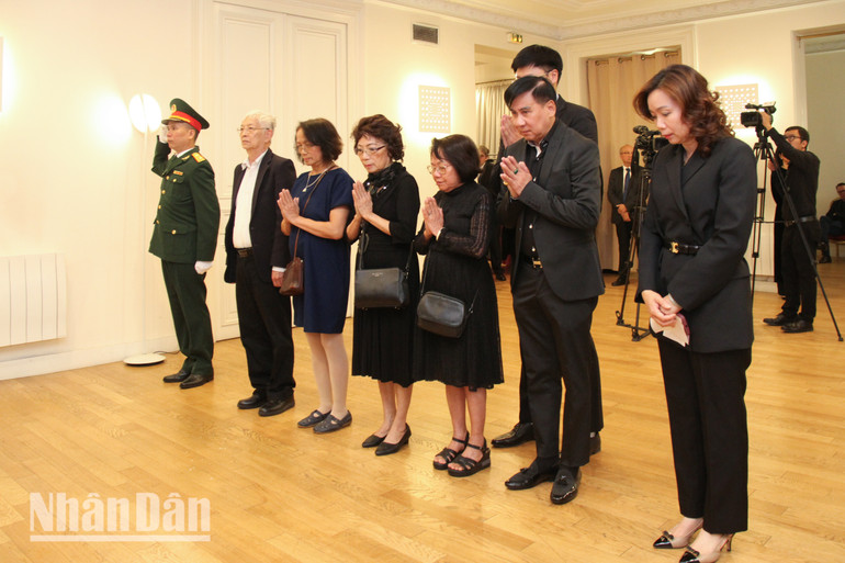 Đại diện Câu lạc bộ yêu biển đảo đến viếng Tổng Bí thư Nguyễn Phú Trọng. (Ảnh: MINH DUY)