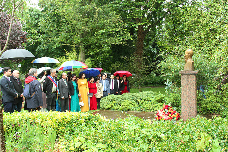 Dâng hoa trước tượng Chủ tịch Hồ Chí Minh trong công viên Montreau. (Ảnh: Khải Hoàn)