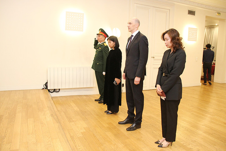 Đại biện Đại sứ quán Liên bang Nga tại Pháp Alexander Zezyulin đến viếng Tổng Bí thư Nguyễn Phú Trọng. (Ảnh: KHẢI HOÀN)