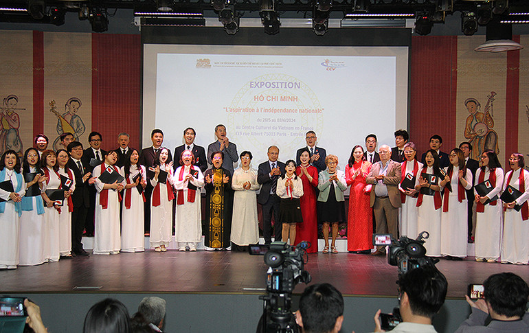 Các thế hệ người Việt cùng bạn bè Pháp và quốc tế cùng hát vang bài "Như có Bác Hồ trong ngày vui đại thắng". Ảnh: Khải Hoàn.