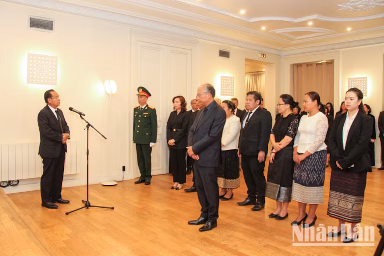 Đại sứ Lào tại Pháp Kham-Inh Khitchadeth gửi lời chia buồn sâu sắc và ca ngợi những đóng góp to lớn của Tổng Bí thư Nguyễn Phú Trọng cho đất nước Việt Nam và cho mối quan hệ đoàn kết đặc biệt Việt-Lào. (ẢNH: MINH DUY) Đại sứ Lào tại Pháp Kham-Inh Khitchadeth gửi lời chia buồn sâu sắc và ca ngợi những đóng góp to lớn của Tổng Bí thư Nguyễn Phú Trọng cho đất nước Việt Nam và cho mối quan hệ đoàn kết đặc biệt Việt-Lào. (ẢNH: MINH DUY)