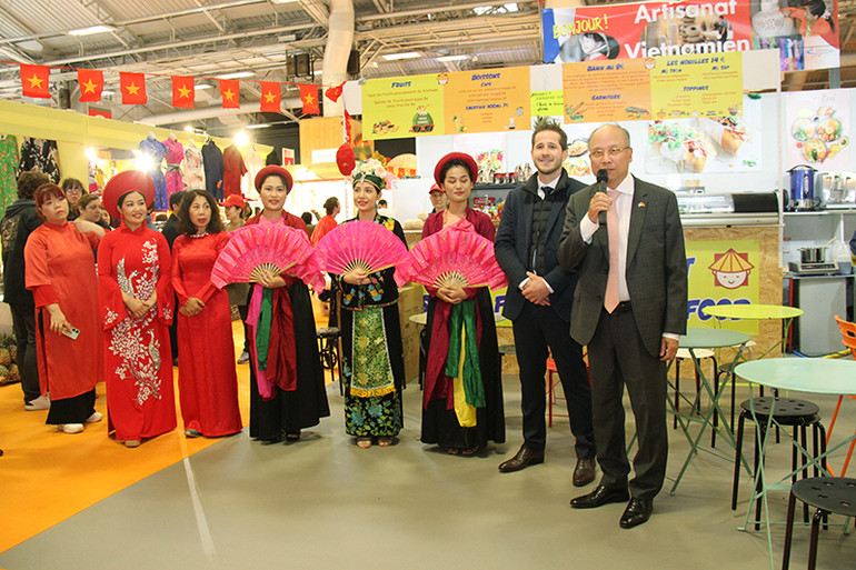Đại sứ Đinh Toàn Thắng nhấn mạnh: Sự hiện diện của Việt Nam tại Hội chợ Paris 2024 góp phần quảng bá văn hóa và sản phẩm đặc sắc của Việt Nam, đồng thời góp phần tăng cường quan hệ hữu nghị và hợp tác giữa hai quốc gia. Ảnh: KHẢI HOÀN