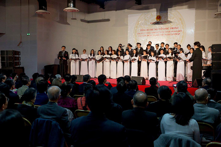 Đông đảo kiều bào tại Pháp tới dự cuộc gặp với Tổng Bí thư Nguyễn Phú Trọng trong khuôn khổ chuyến thăm chính thức Pháp năm 2018. (Ảnh: Hợp ca Quê hương) Đông đảo kiều bào tại Pháp tới dự cuộc gặp với Tổng Bí thư Nguyễn Phú Trọng trong khuôn khổ chuyến thăm chính thức Pháp năm 2018. (Ảnh: Hợp ca Quê hương)