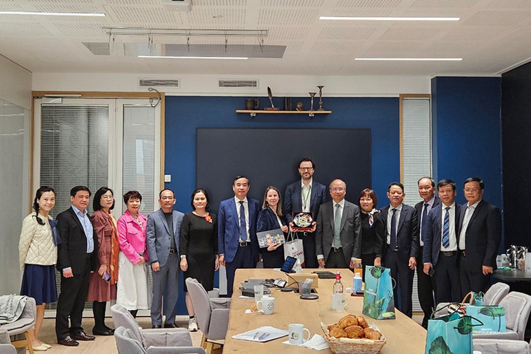 Đoàn công tác UBND Đà Nẵng làm việc với lãnh đạo Tập đoàn Ubisoft. (Ảnh: MINH DUY)